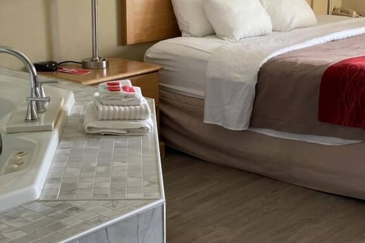 standard room, 1 king bed, non smoking, jetted tub | private spa tub