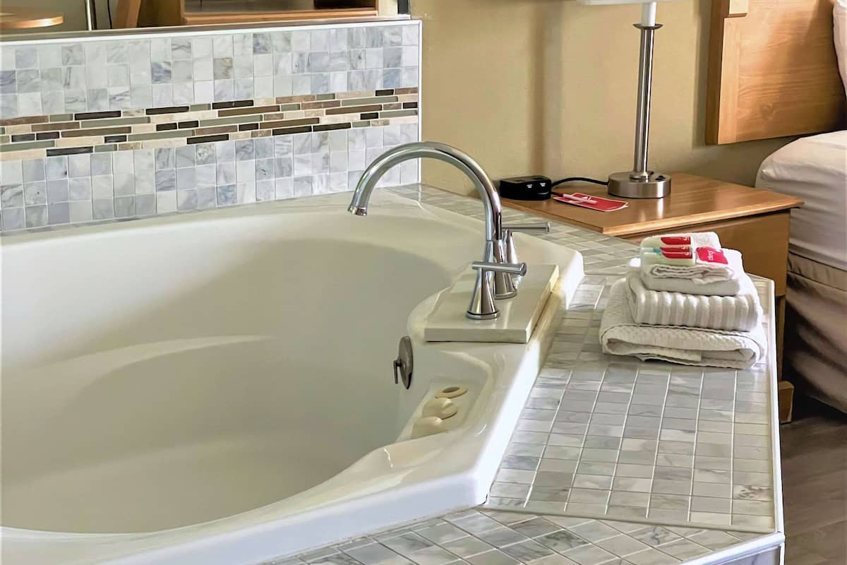 standard room, 1 king bed, non smoking, jetted tub | desk, laptop workspace, soundproofing, iron/ironing board