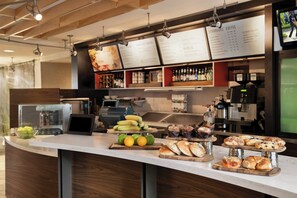 Petit déjeuner et dîner servis sur place