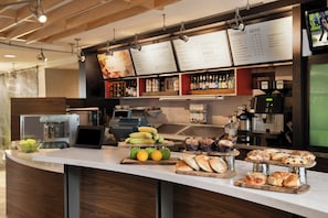 Petit déjeuner et dîner servis sur place