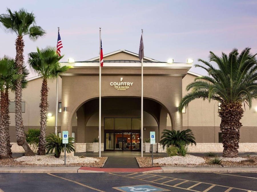Entrada de um hotel com uma placa que diz 'Country Inn & Suites'.