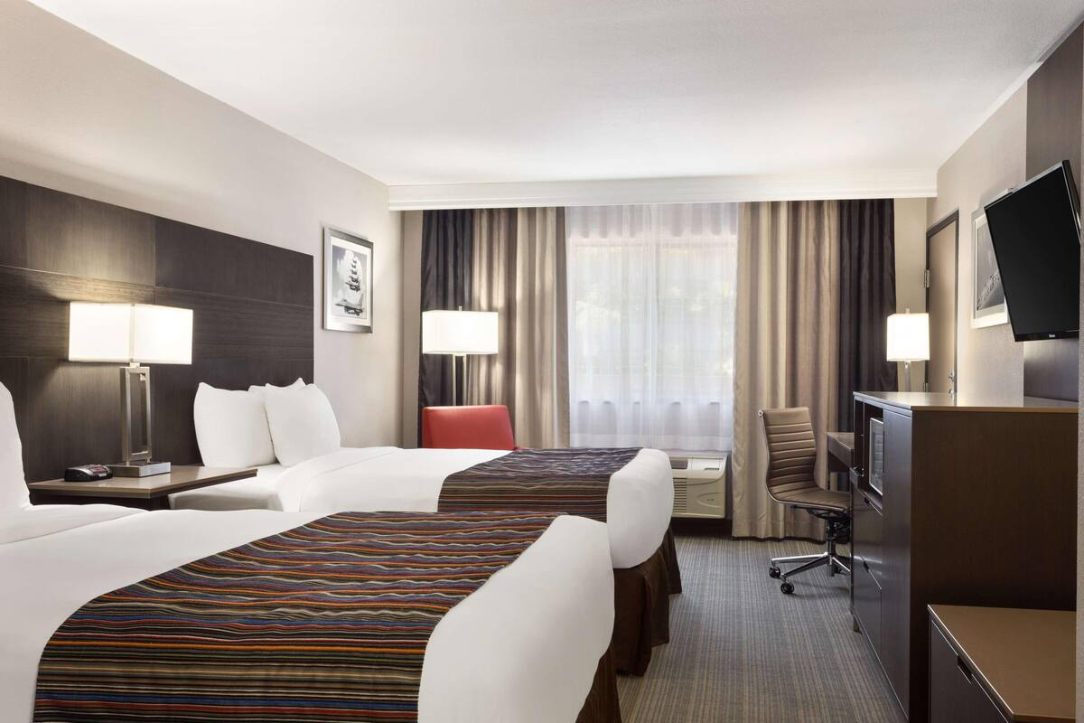 Premium bedding, in-room safe, desk, iron/ironing board