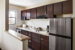 Full-size fridge, microwave, stovetop, dishwasher
