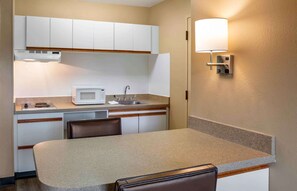 Full-size fridge, microwave, stovetop, coffee/tea maker - Extended Stay America Suites Newark Christiana Wilmington (Newark)