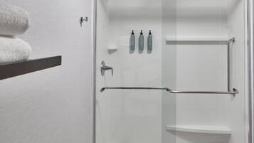 Een bad/douchecombinatie, gratis toiletartikelen, een haardroger