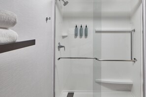 Combined shower/bathtub, free toiletries, hair dryer, towels - Courtyard By Marriott Nashville Downtown (Nashville)