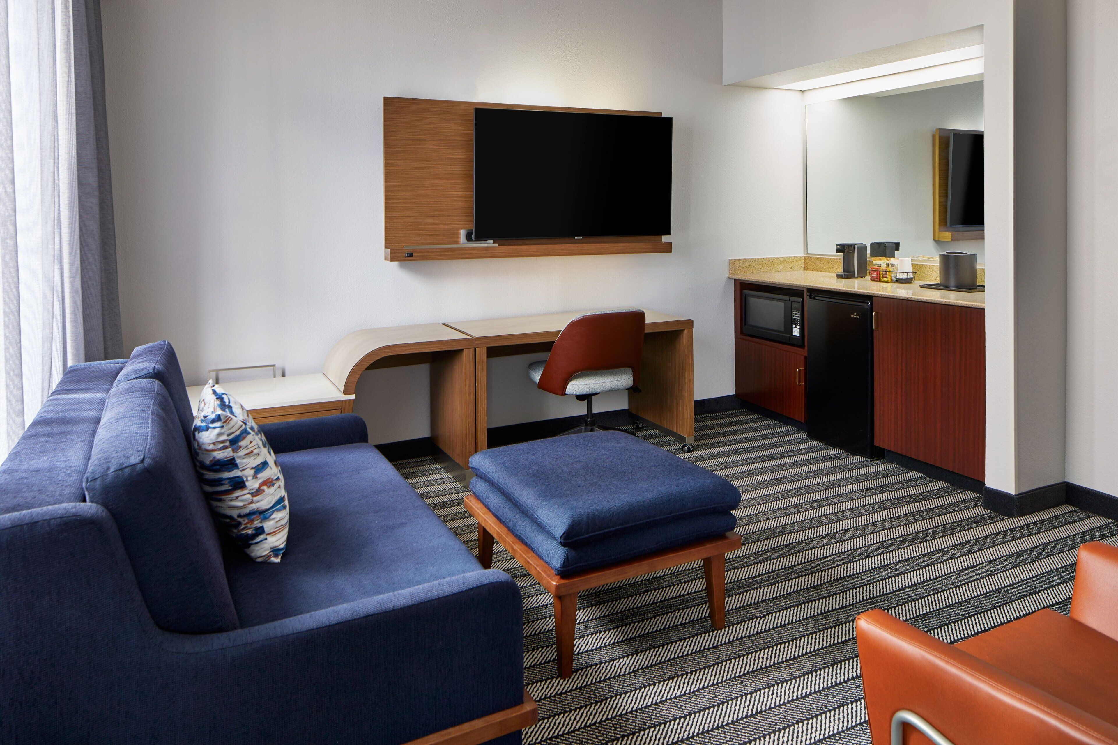 suite, 1 king bed with sofa bed, non smoking | living area | 27-inch tv with cable channels, pay films