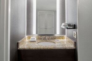 Bañera con ducha, artículos de tocador gratuitos, secador de pelo