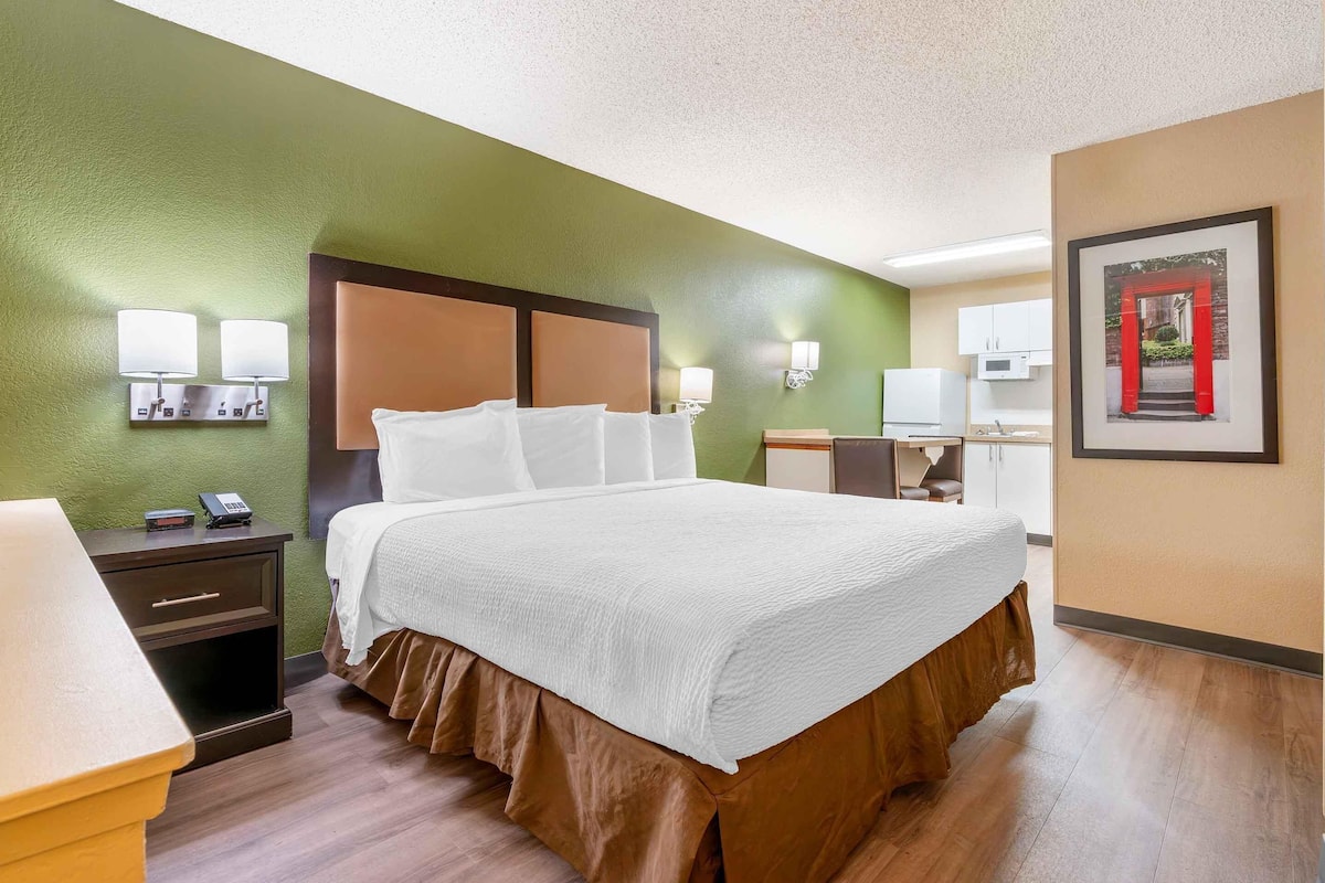 Deluxe Studio, 1 King Bed with Sofa bed, Non Smoking | Desk, laptop workspace, iron/ironing board, WiFi (free)