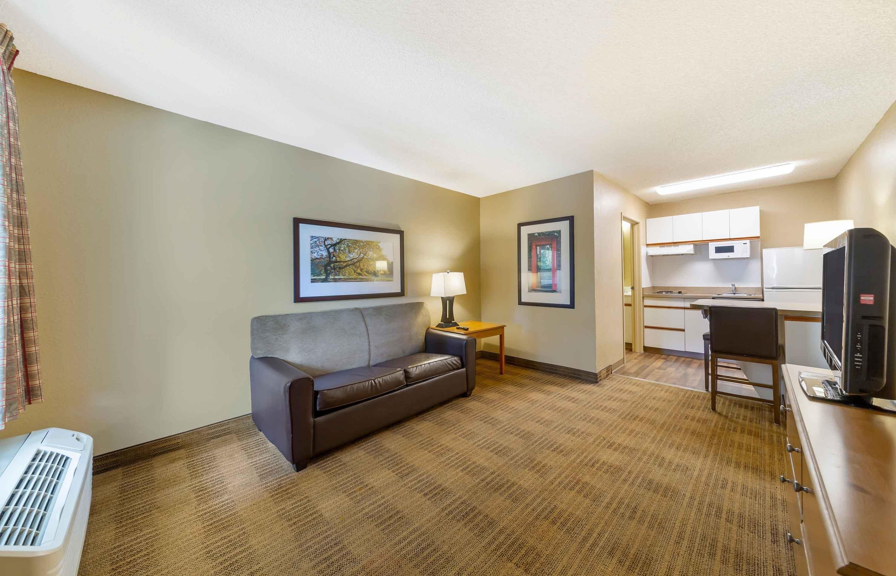 Desk, laptop workspace, iron/ironing board, free WiFi