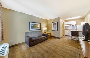 Desk, laptop workspace, iron/ironing board, free WiFi - Extended Stay America Suites Portland Tigard (Tigard)