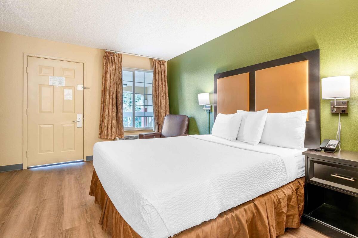 Studio, 1 Queen Bed, Non Smoking | Desk, laptop workspace, iron/ironing board, WiFi (free)