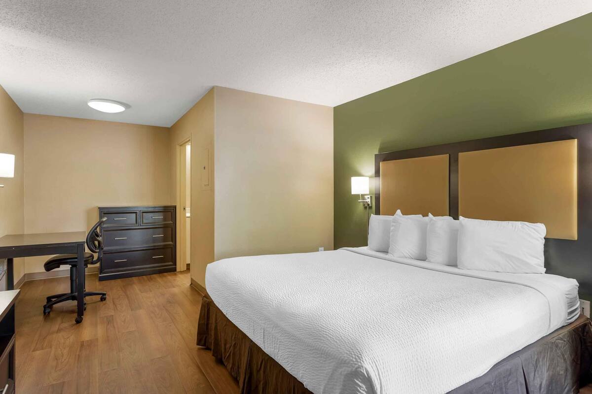 Suite, 1 King Bed, Non Smoking | Desk, laptop workspace, iron/ironing board, WiFi (free)