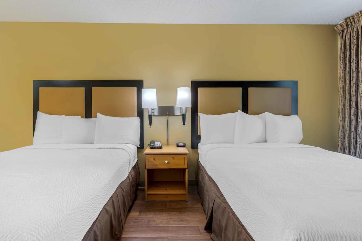 Studio, 2 Double Beds, Non Smoking | Desk, iron/ironing board, free WiFi