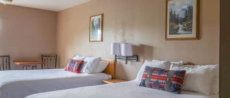 Tabla de planchar con plancha, wifi gratis, ropa de cama