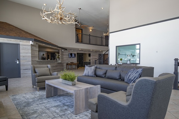 Lobby lounge