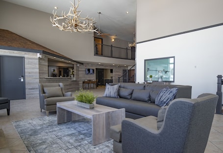 Lobby lounge. Whitewater Inn