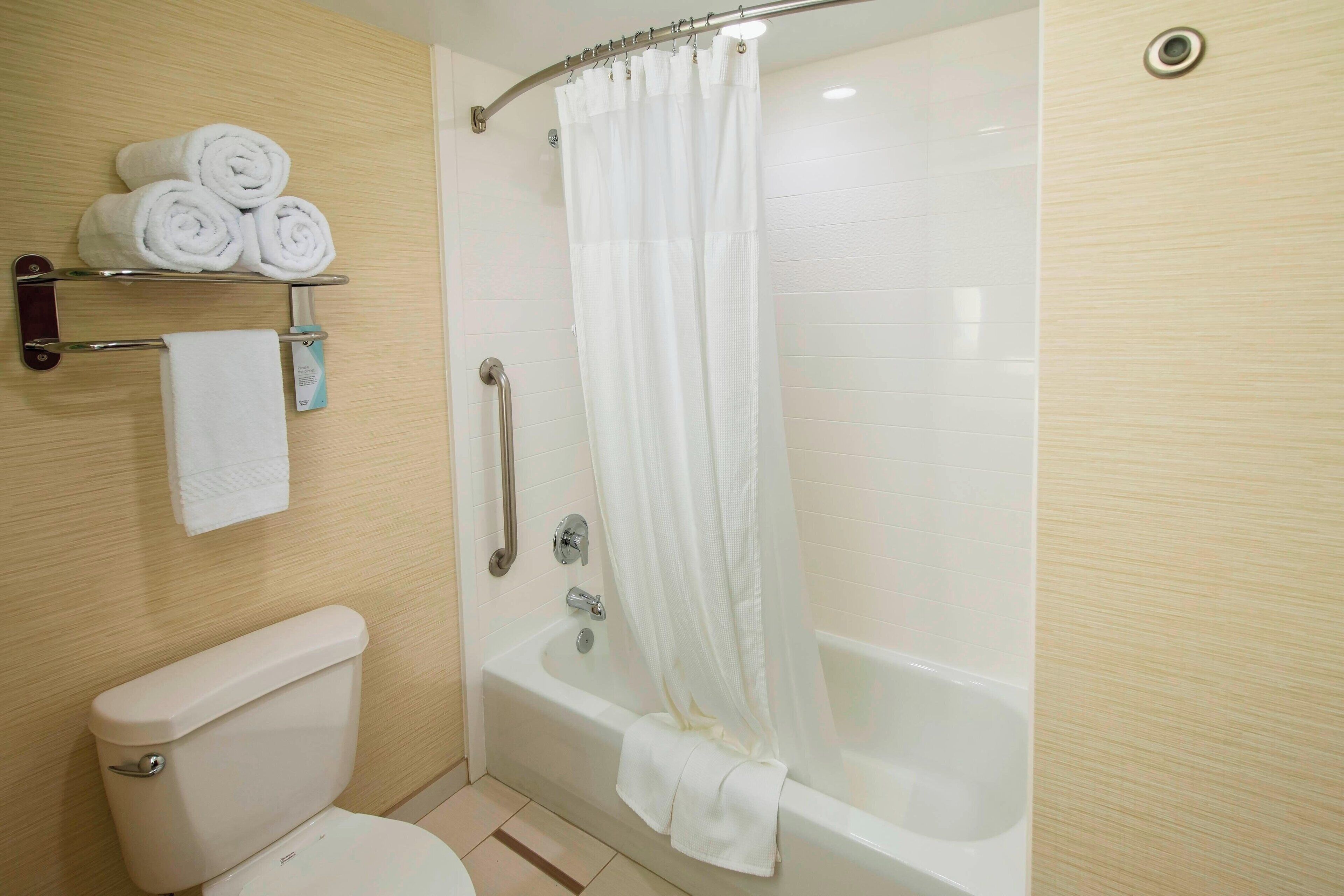 combined shower/bathtub, free toiletries, hair dryer, towels