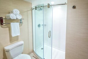 Combined shower/bathtub, free toiletries, hair dryer, towels - Fairfield Inn & Suites by Marriott Greenville Simpsonville (Simpsonville)