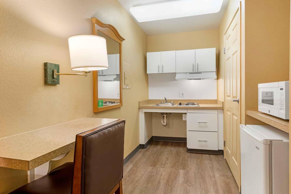 Studio, 1 Queen-Bett, barrierefrei, Nichtraucher | Eigene Küche | Kühlschrank, Mikrowelle, Herdplatte, Wasserkocher mit Kaffee-/Teezubehör