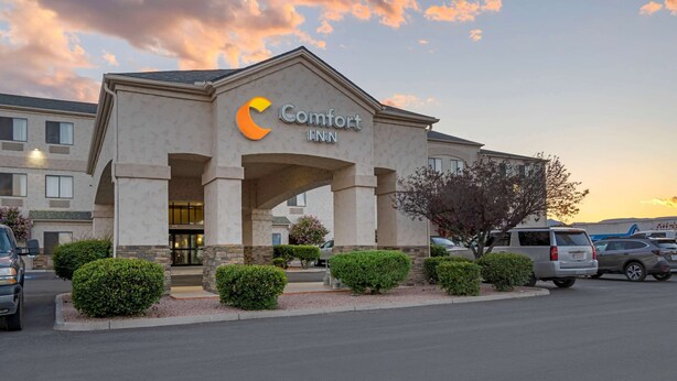 A Comfort Inn hotel with a prominent entrance, parking lot, and surrounding greenery. - Comfort Inn Camp Verde I-17 (Camp Verde)