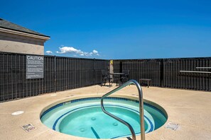 Piscine extérieure en saison, chaises longues