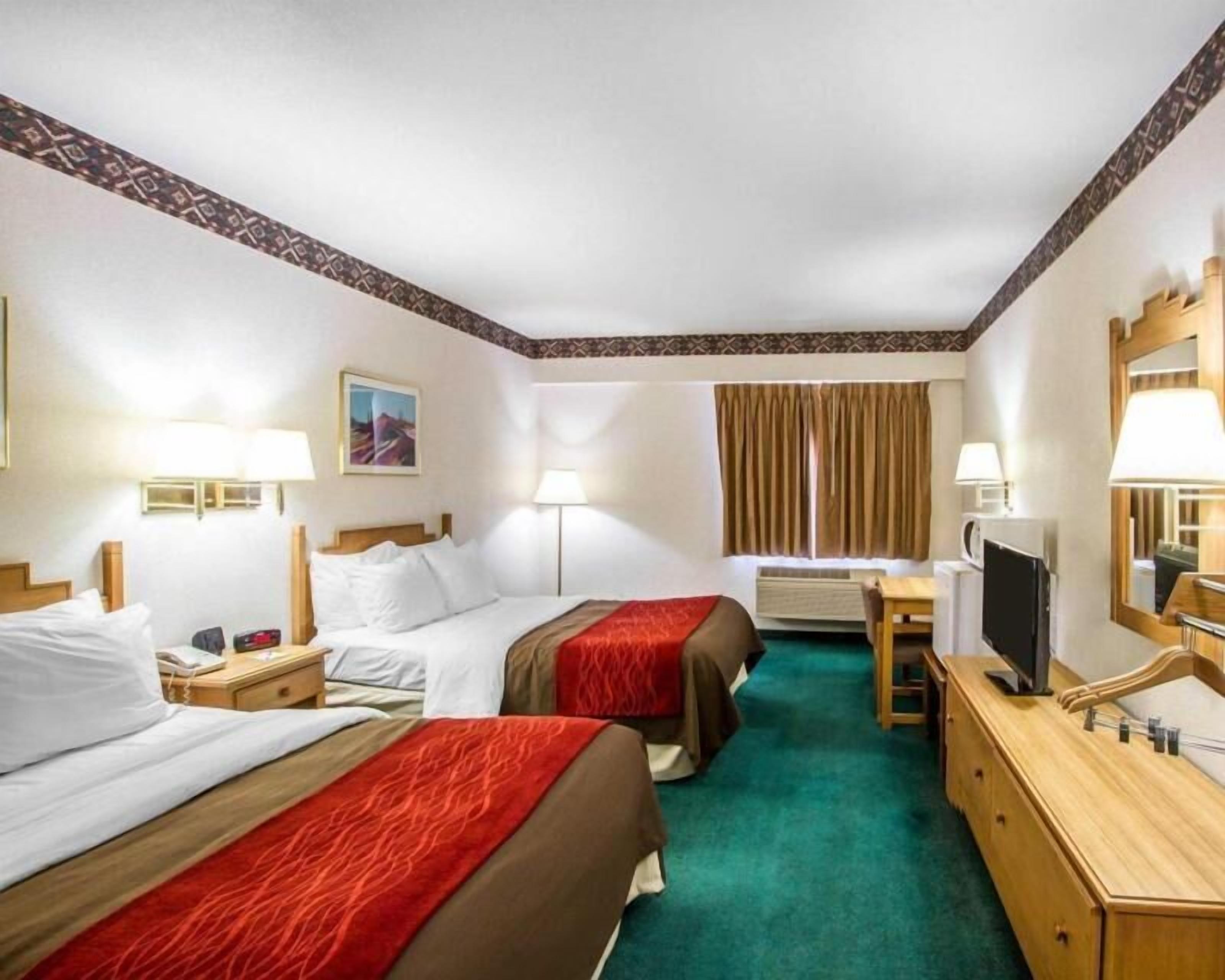 مكتب ومساحة عمل للكمبيوتر المحمول وستائر تعتيم ومكواة/لوح كي