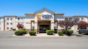 A Comfort Inn hotel with a symmetrical facade, a central entrance, and a parking lot in front. - Comfort Inn Camp Verde I-17 (Camp Verde)