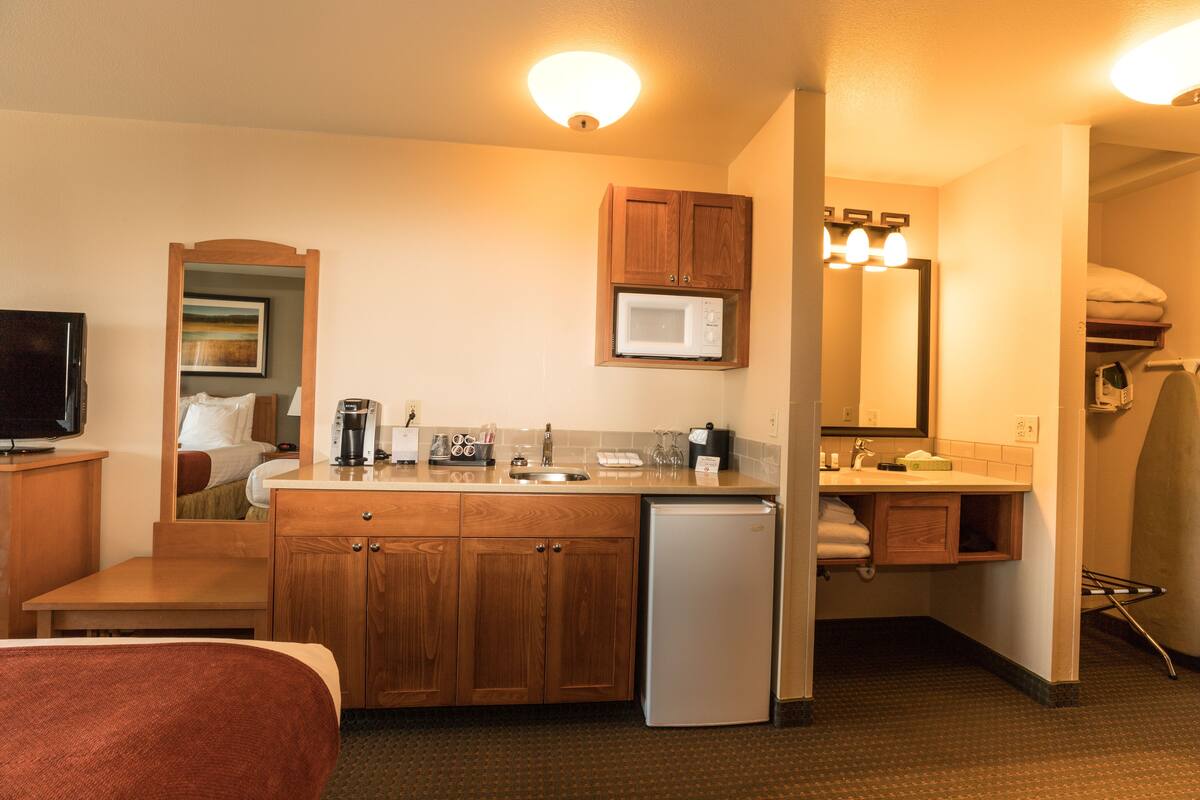 fridge, coffee/tea maker, cookware/dishes/utensils