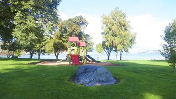 Área de juegos infantiles al aire libre