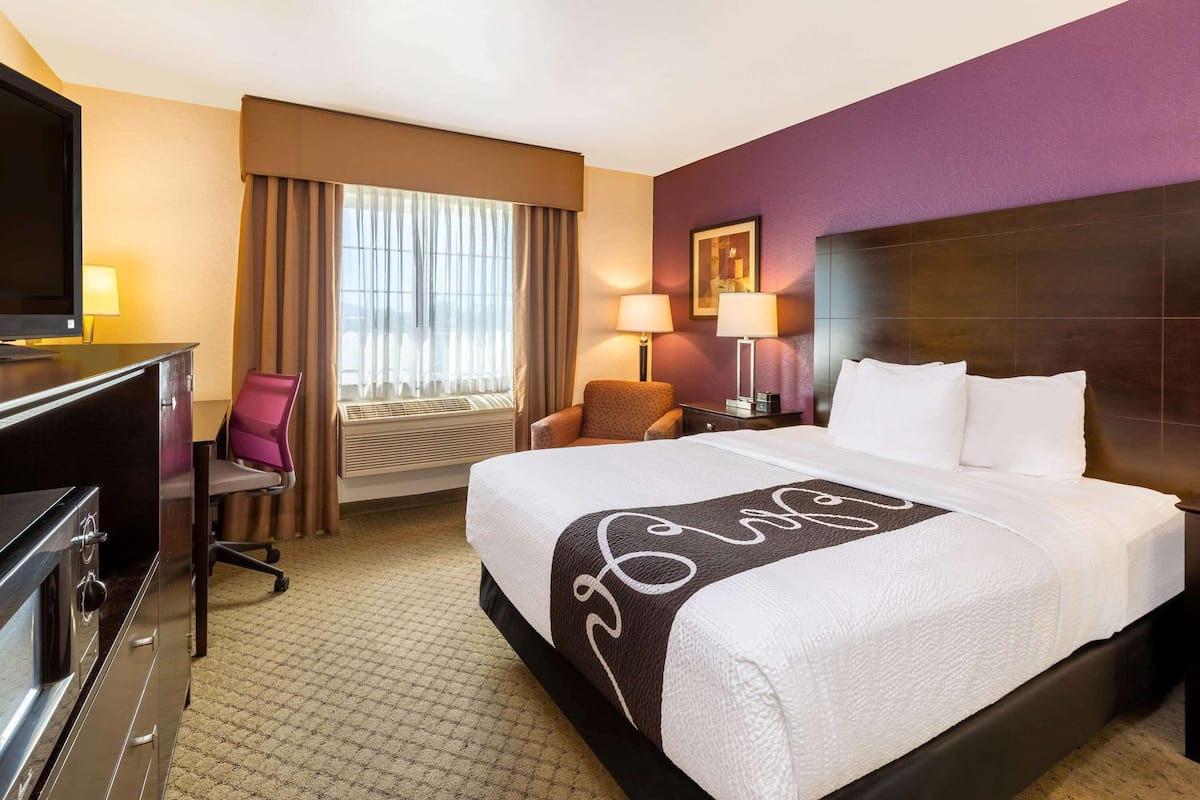 Room, 1 Queen Bed, Non Smoking | Premium bedding, pillow-top beds, laptop workspace, blackout curtains