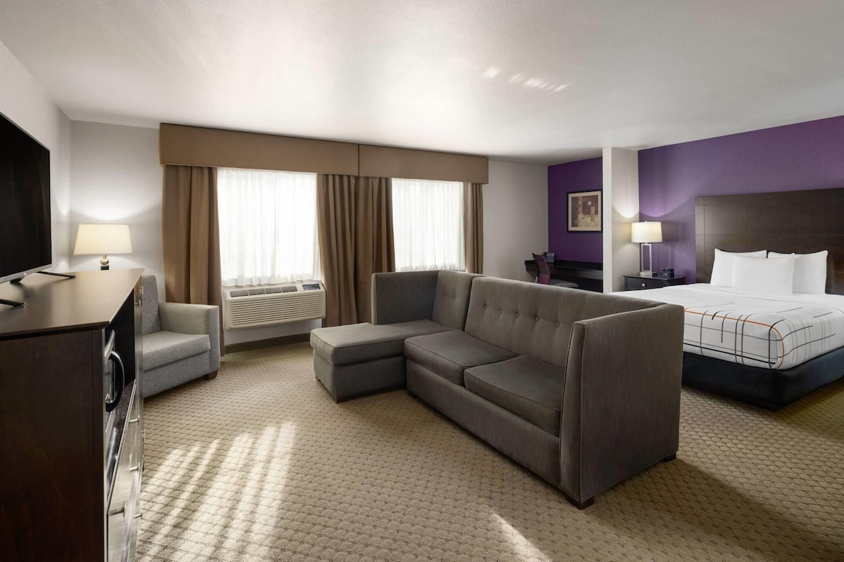 Deluxe Room, 1 Queen Bed, Non Smoking