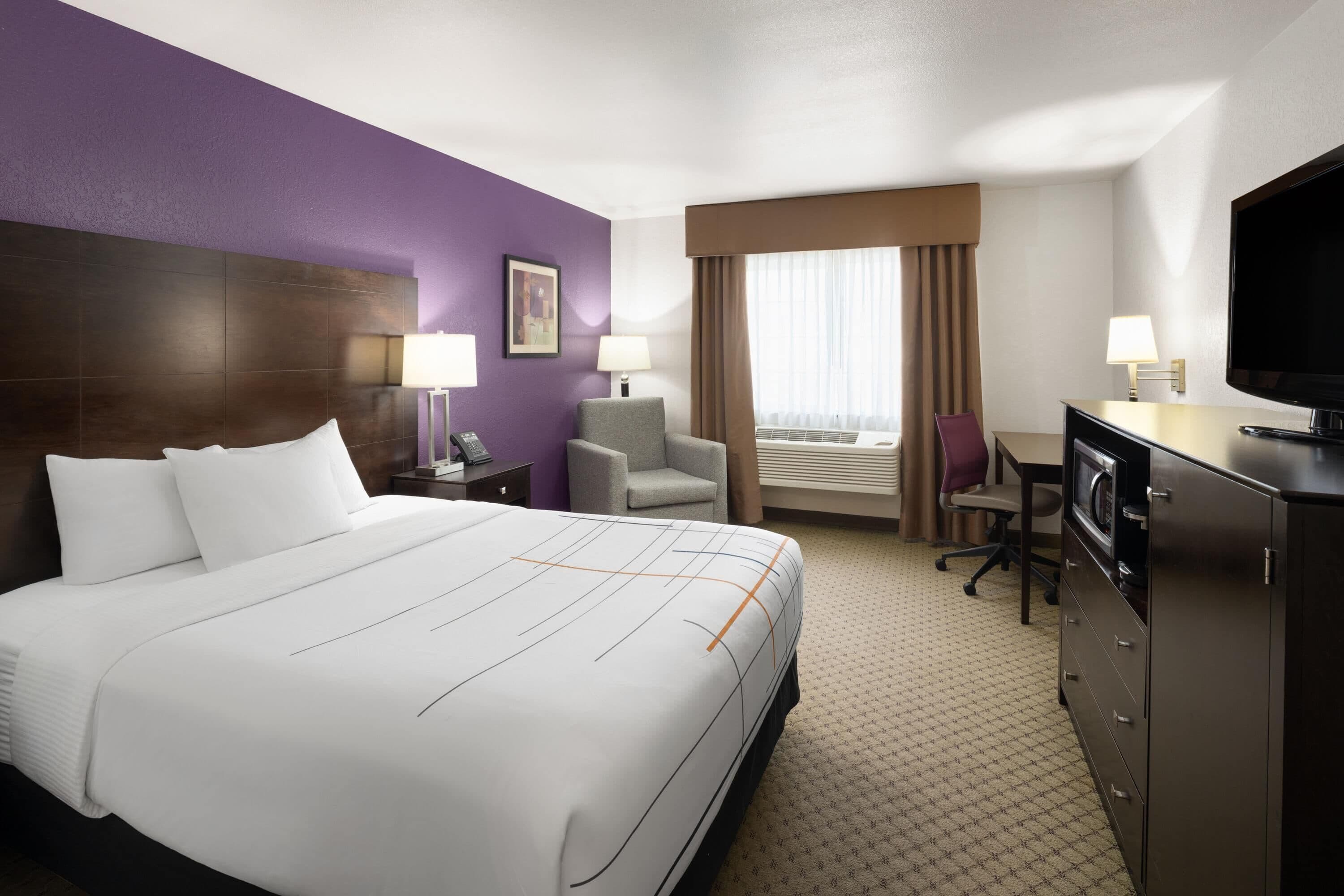 Room, 1 Queen Bed, Non Smoking | Premium bedding, pillowtop beds, laptop workspace, blackout drapes