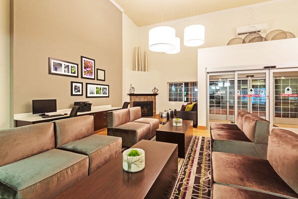 Lobby sitting area - La Quinta Inn & Suites by Wyndham Spokane Valley (Spokane Valley)