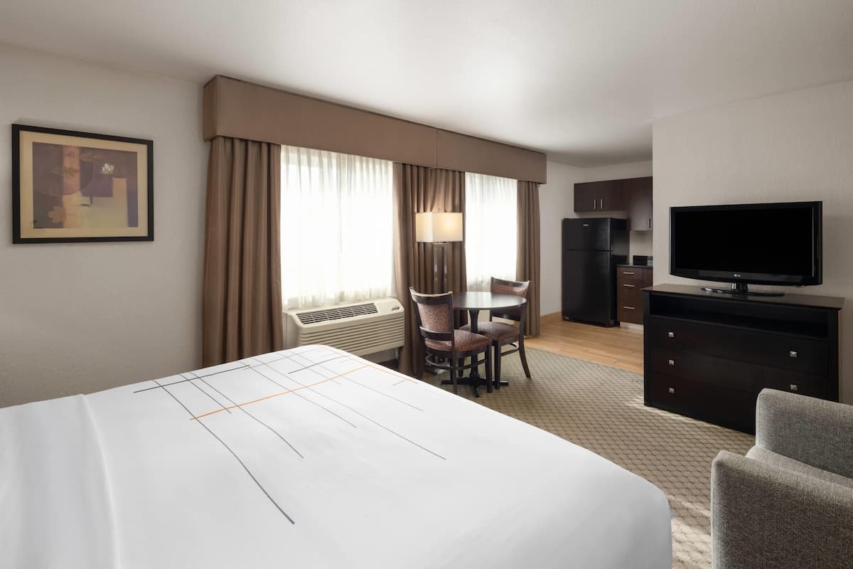 Deluxe Room, 1 King Bed, Non Smoking, Kitchenette