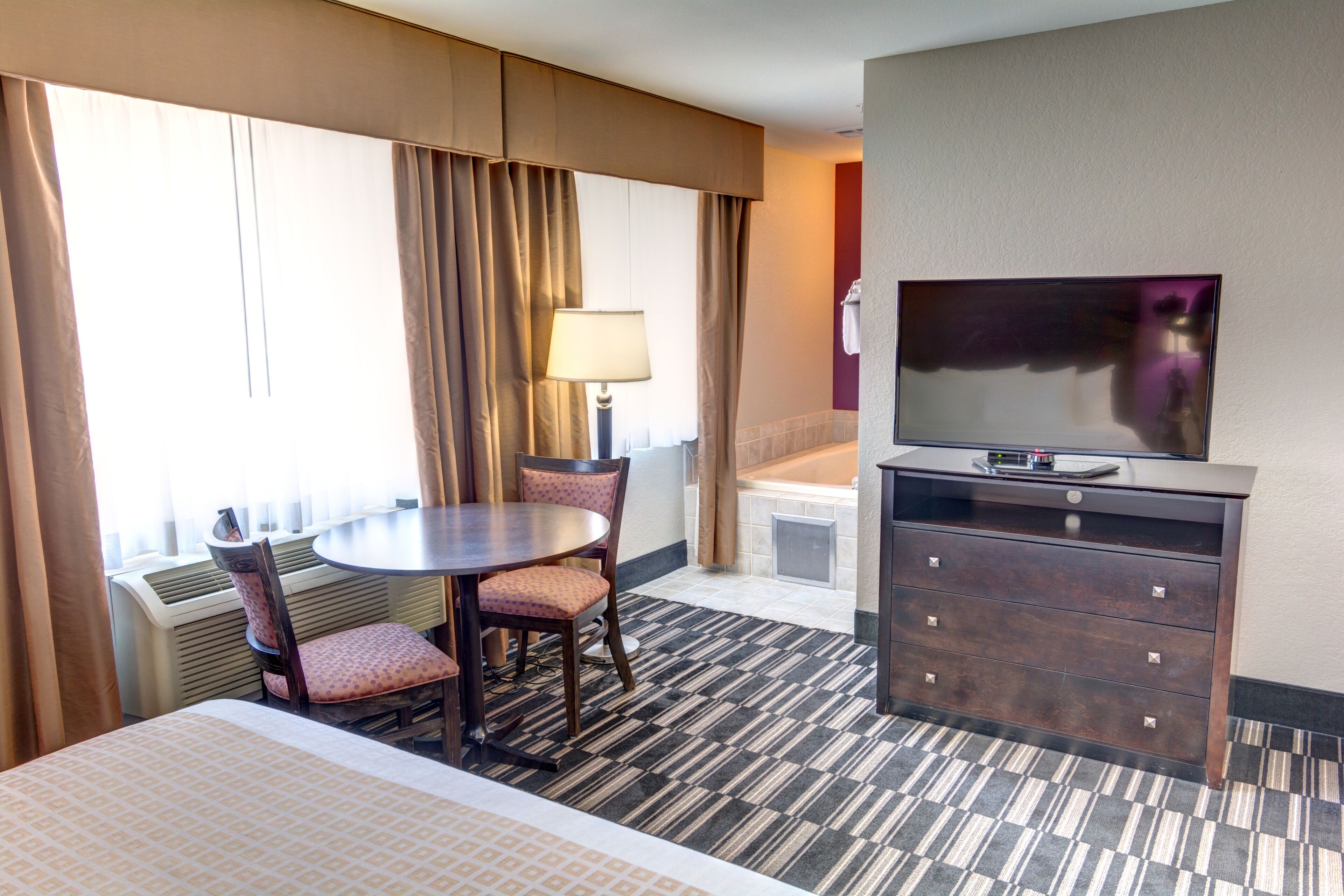 deluxe suite, 1 king bed, non smoking, jetted tub | premium bedding, pillow-top beds, laptop workspace, blackout curtains