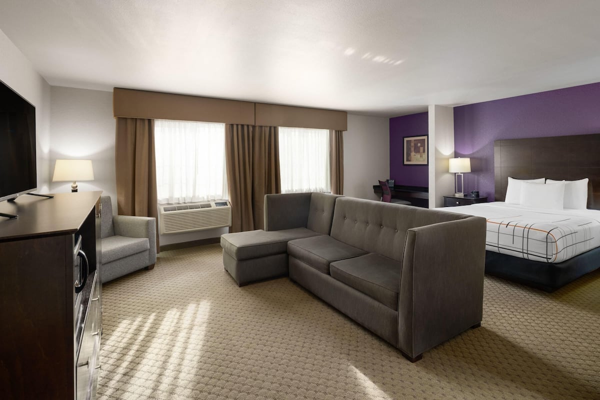 Deluxe Room, 1 Queen Bed, Non Smoking | Premium bedding, pillowtop beds, laptop workspace, blackout drapes