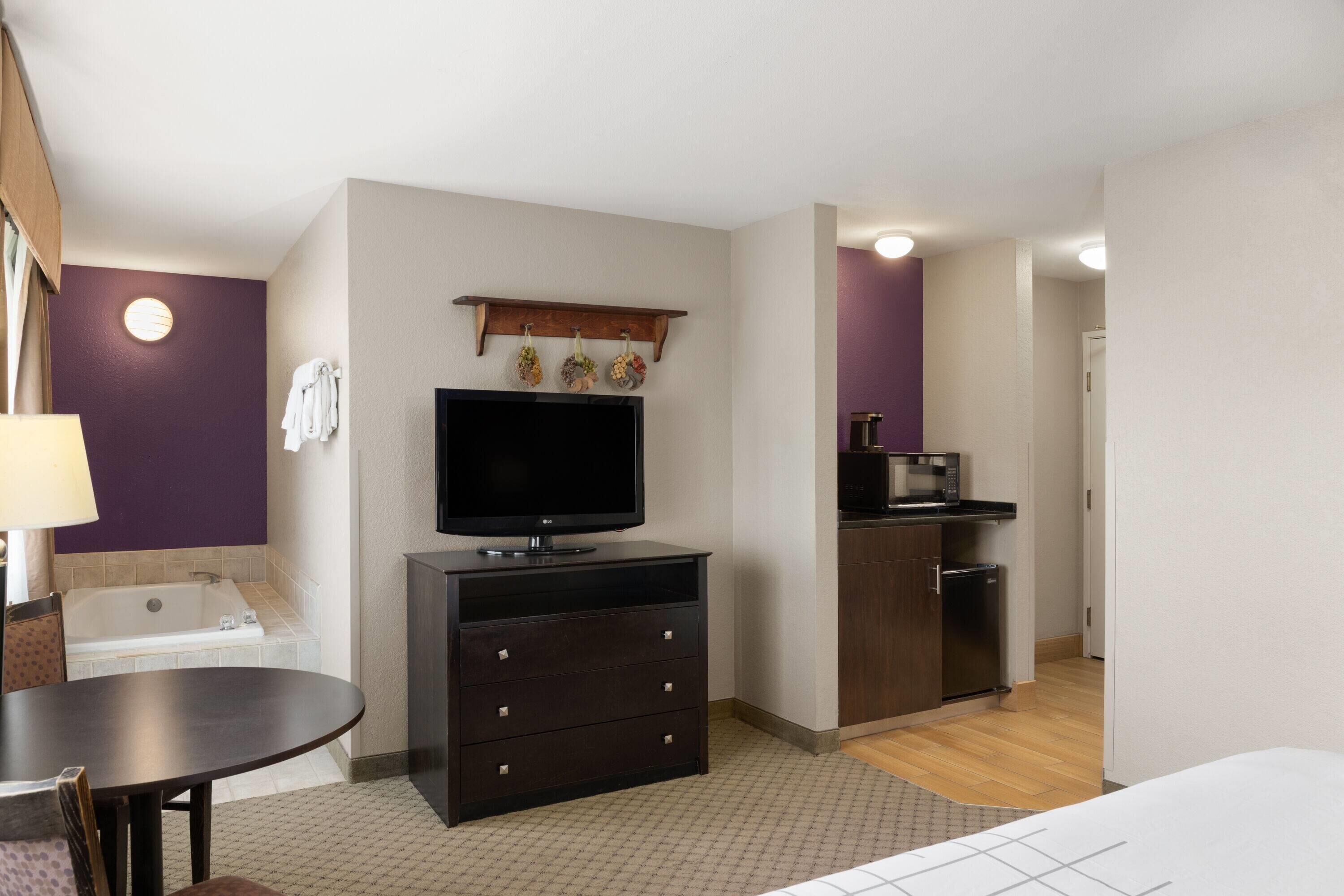 Deluxe Suite, 1 King Bed, Non Smoking, Jetted Tub | Jetted bathtub