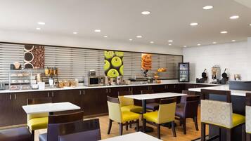 Café da manhã com buffet grátis todos os dias