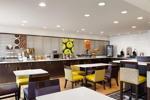 Free daily buffet breakfast  - La Quinta Inn & Suites by Wyndham Spokane Valley (Spokane Valley)