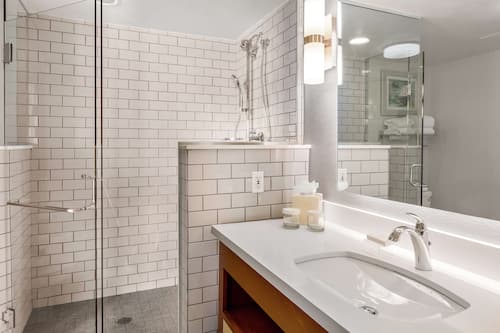 Executive Suite, 1 King Bed with Sofa bed (1 Bedroom) | Bathroom shower