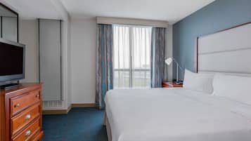 Escritorio, tabla de planchar con plancha, wifi gratis y ropa de cama