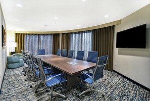 套房, 1 間臥室 (1 King Bed, Boardroom Table for 12) | 書桌、熨斗/熨衣板、免費無線上網、床單