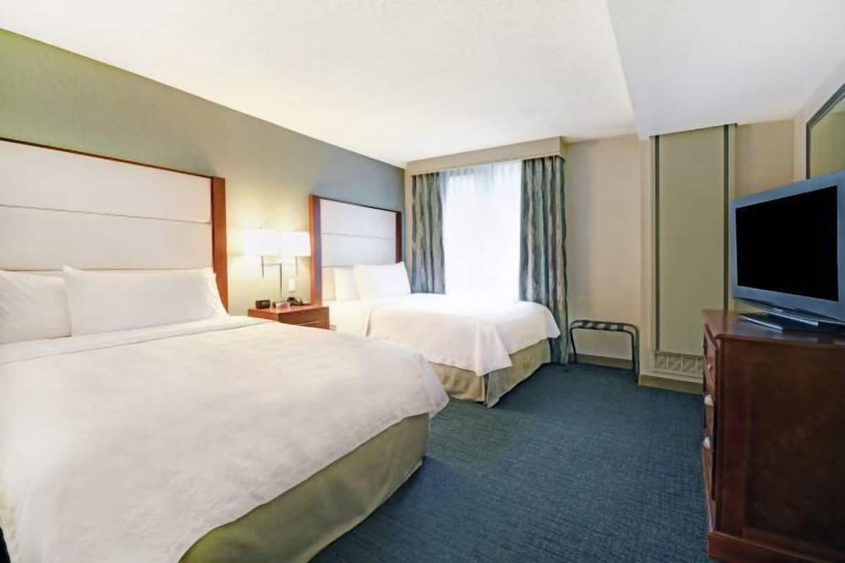 Een bureau, een strijkplank/strijkijzer, gratis wifi, beddengoed