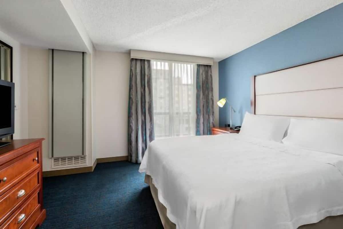 Een bureau, een strijkplank/strijkijzer, gratis wifi, beddengoed