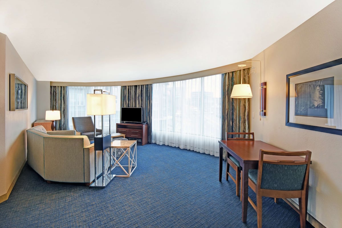 Suite Exécutive, 1 trÚs grand lit et 1 canapé-lit (1 Bedroom, Roll-In Shower) | Bureau, fer et planche à repasser, Wi-Fi gratuit, draps fournis