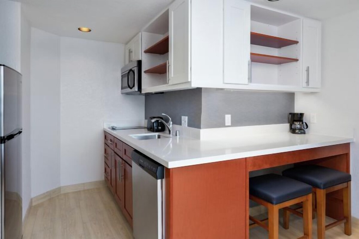 Private kitchen | Coffee/tea maker, full-size fridge, microwave, stovetop