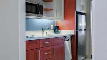 Refrigerador con freezer, microondas, placa de cocina, lavavajillas