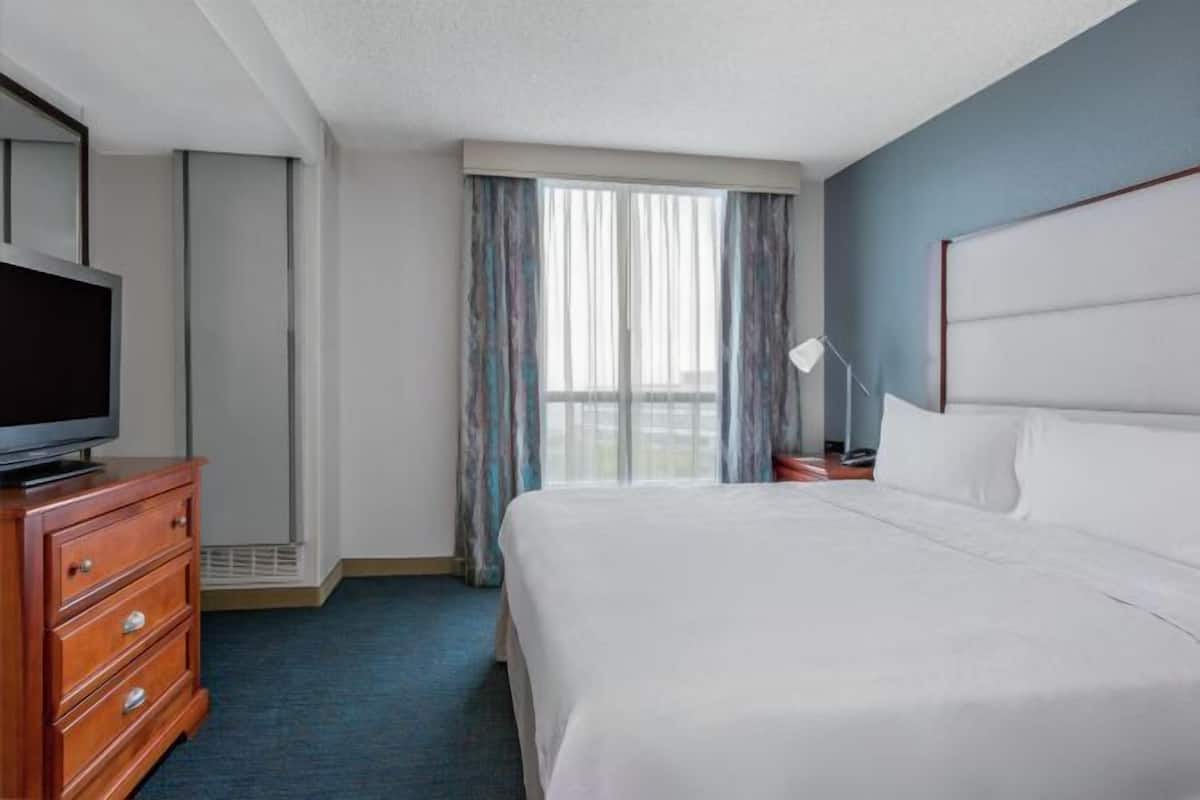 Een bureau, een strijkplank/strijkijzer, gratis wifi, beddengoed