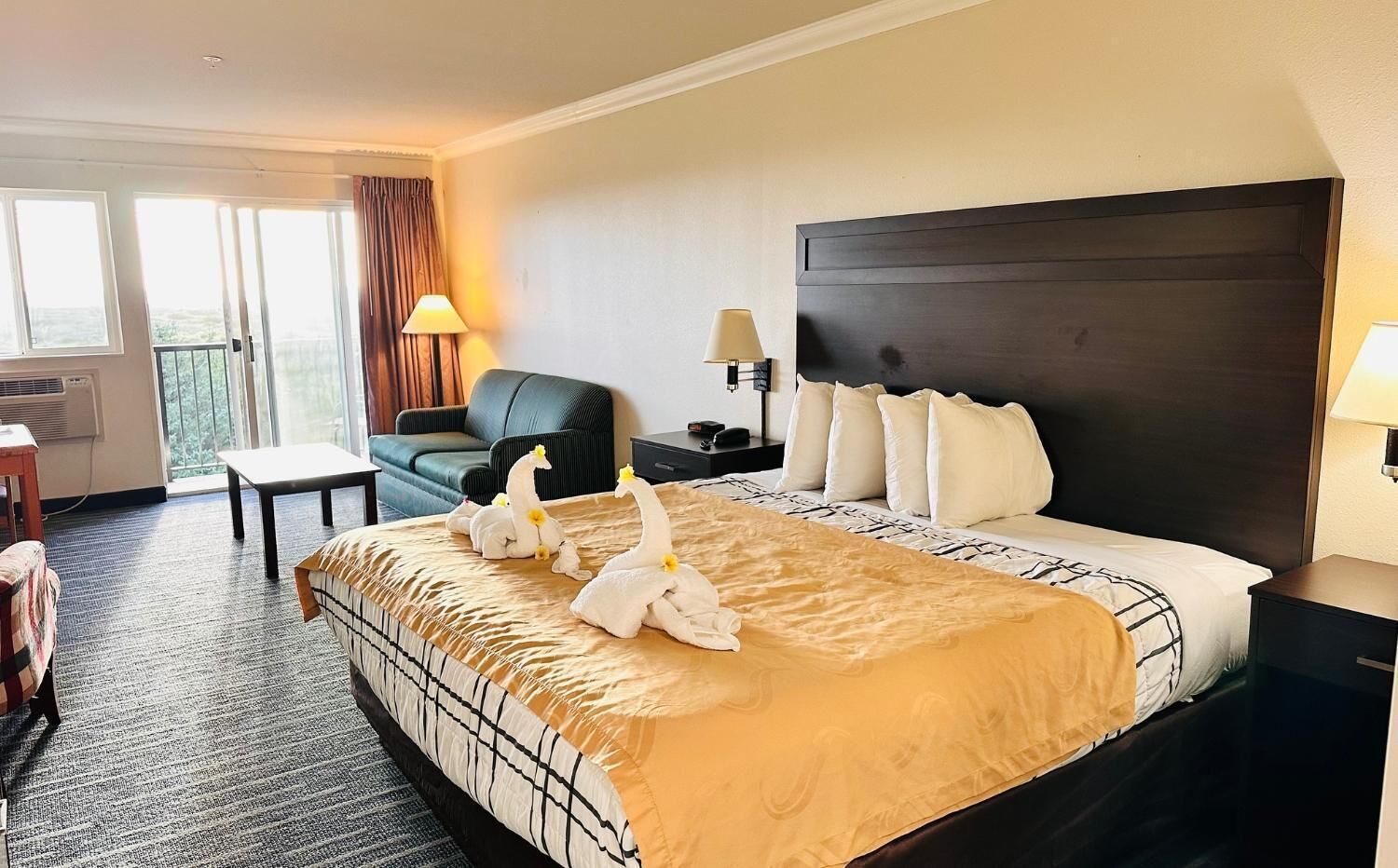 高級寢具、書桌、筆電工作空間、熨斗/熨衣板